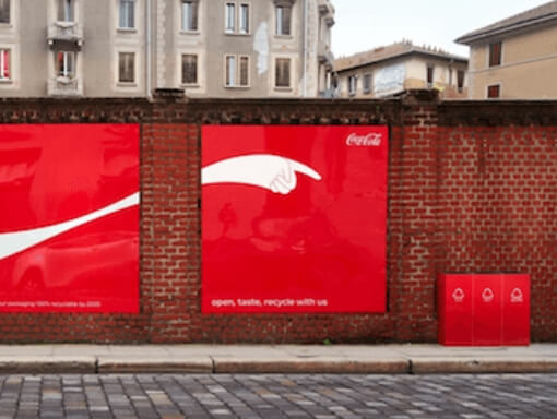 Nueva campaña de Coca Cola señalizando las papeleras de reciclaje